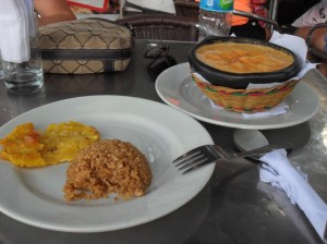 arroz con coco y sopa de mariscos. to diiiiiiiiiiie for.