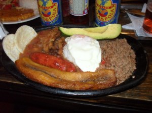 una bandeja paisa bien rrrrrrrrrrrrriiiiccaaaaaaaaaaa